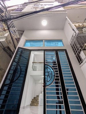 phố khương trung, lô góc kd, 5 tầng, 3 ngủ, dt: 20m2/28m2, giá chỉ 5.6 tỷ xách vali về ở