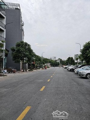 chính chủ bán nhà riêng bồ đề hồng tiến gara ô tô thang máy full nội thất 