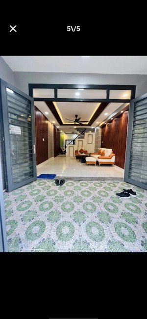 nhà đẹp sang xịn mịn nằm ngay mặt tiền đường lớn, vào ở ngay, giá chỉ 2 tỷ 6. shr