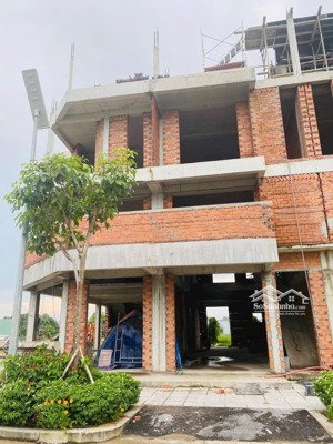 bán shophouse ngay liền kề chợ bình chánh, 105m2, 4pn, 5wc, mặt tiền đẹp.