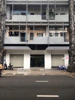chính chủ cho thuê nhà mặt tiền đường hùng vương. quận 5.dt: 12mx20m.