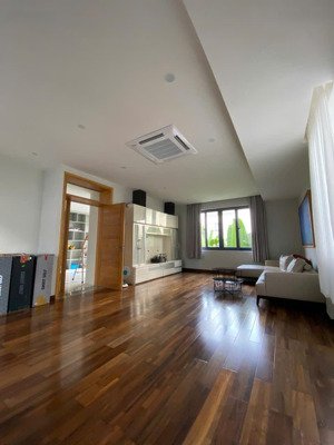 chính chủ cần bán biệt thự 6b intresco, full nội thất mới, 1 hầm 3 lầu, giá 32 tỷ, lh: 