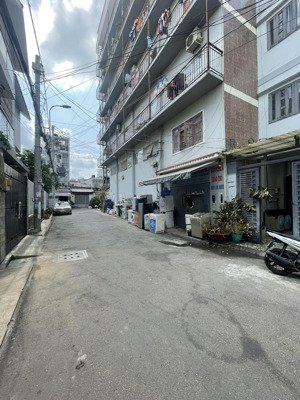phòng ban công, 30m2 ngay sau lưng gigamall, có nội thất