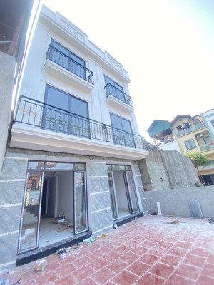 vị trí đẹp bậc nhất chương mỹ-đối diện nhà văn hóa, cạnh sân bóng thôn. ô tô đỗ ngày đêm cạnh nhà