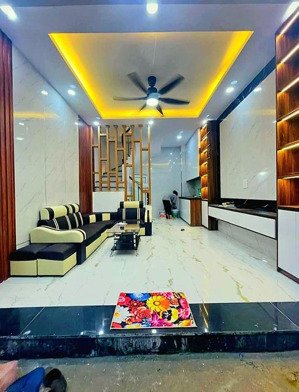 cần bán giảm 300tr nhà cổ linh 40m hàng xóm aeon mall long biên, vị trí đẹp, đường thông, hè thoáng
