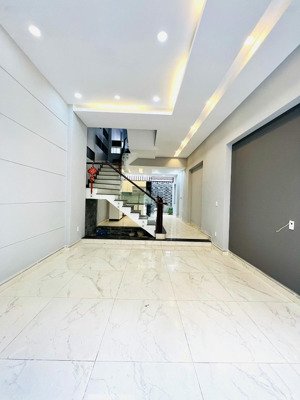 cho thuê nhà nguyên căn 1 trệt 1 lửng 2 lầu , sân thượng trước sau