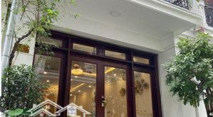 (10tr) cho thuê văn phòng- 85m vừa hoàn thiện hiện đại mới sạch- gấp ngày 12 geleximco lê trọng tấn