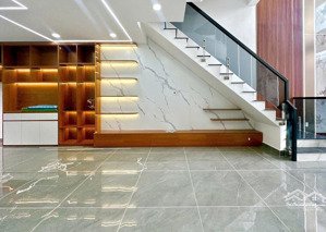 hot hot hot !!! chủ gửi bán lại nhà cực kỳ đẹp, thích hợp gia đình lớn sinh sống