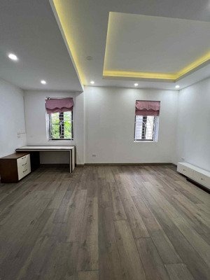 cho thuê biệt thự 180m2, nằm trong kđt việt hưng hệ thống cây xanh, yên tĩnh.
