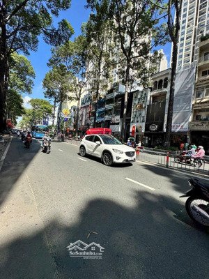 nhà mặt tiền đường 3 tháng 2, p12,q10. dt 8,4mx27m. đối diện vincom. vỉa hè 8m. pháp lý sạch.