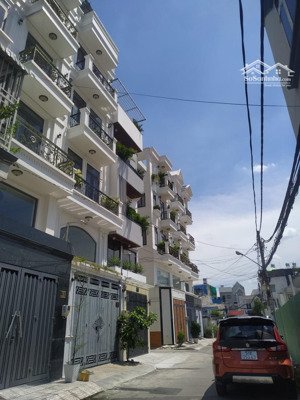 gia đình xuất ngoại bán gấp nhà 4 lầu hxh 8m ngay cầu bông,giáp quận 1,dt 5m x 9m có 3pn,3wc,7,8 tỷ