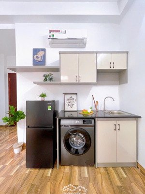 phòng studio bancol, cửa sổ trời lớn nằm ngay trung tâm quận 10