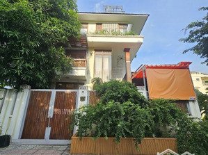 cho thuê biệt thự ,quận 7 ,full nội thất,gồm: hồ bơi,phòng karaoke,thang máy,..giá 95tr/tháng