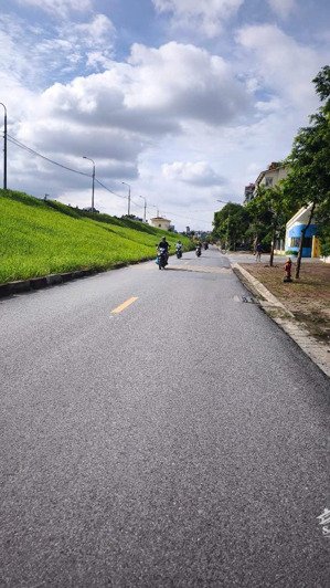 bán lô góc 3 mặt thoáng tổ 4 cự khối, long biên. rất phù hợp làm nhà vườn