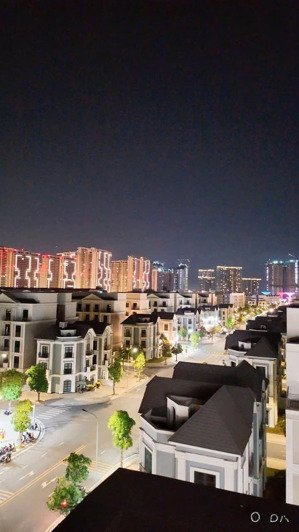 bán nhà phố 5 lầu - diện tích đất 162m2 ( căn xẻ khe) vinhomes quận 9 giá 27tỷ all in