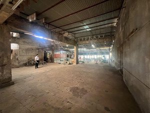 cho thuê mặt bằng dạng kho xưởng khu nghĩa tân, diện tích 1000m2, mặt tiền 15m nở hậu