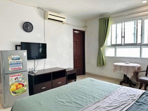 căn hộ full nội thất cửa sổ rộng ngay ung văn khiêm gần hutech,gtvt