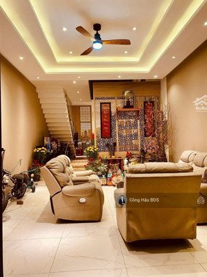 bán nhà 4 tầng tại khu tthc tp. dĩ an. dt: 121.7m2. gồm 5pn- 6wc. sổ hồng hoàn công. giá: 9.8 tỷ tl