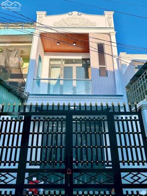 Nhà trệt lầu 3 phòng ngủ có sân đậu ô tô, gần trường đại học Y Dược Cần Thơ