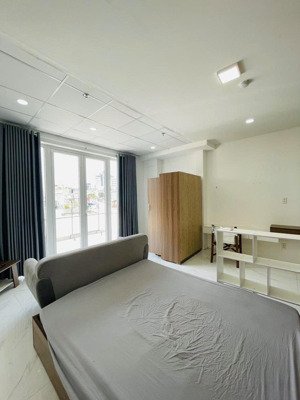 căn hộ ban công siêu rộng - view đẹp - thang máy- máy giặt riêng đ. đề thám ngay cầu ông lãnh