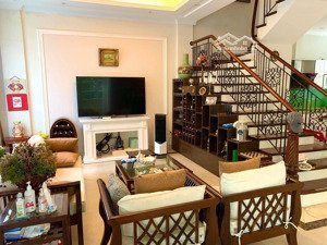 cho thuê giá 45 tr/1 tháng, biệt thự vinhomes riverside. sđt liên hệ 