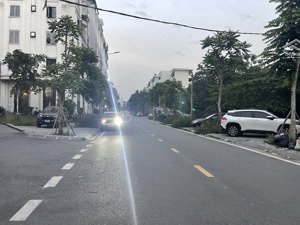 chính chủ bán nhanh mảnh đất ngọc thuỵ cực đẹp. lô góc , nở hậu nhẹ, ngõ ô tô thông. giá lại ngo