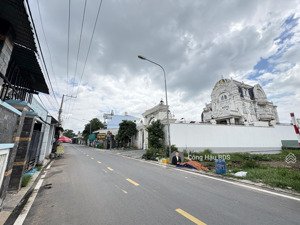 bán nhà 3 tầng sổ hoàn công. mặt tiền đường bùi thị cội. gần bv tp. dĩ an. dt: 82m2. giá: 4.7 tỷ