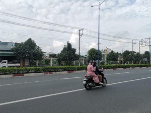 cho thuê đất làm showroom quốc lộ 13, vĩnh phú 2500m giá 75 triệu/tháng