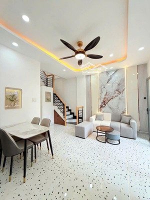 nhà 2 tầng - công nhận 37m2 - hẻm trước nhà 5m - có sân thượng và ban công - khu vip phan xích long