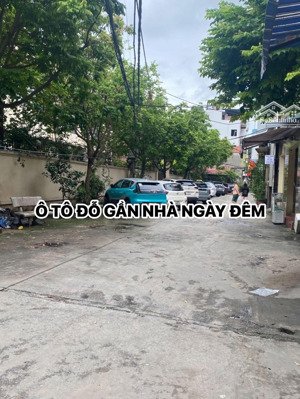nhà vuông vắn đẹp - ô tô đỗ gần - ngõ thông phố gần .