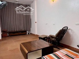 cho thuê nhà ngõ 61 lê văn lương 75m x5t ô tô đỗ cửa