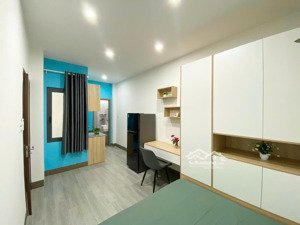 mới trống phòng đầy đủ nội thất có phòng ngủ riêng tách bếp và ban công