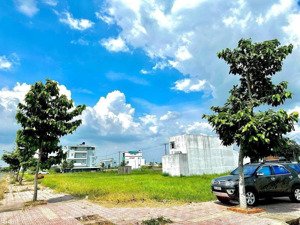 gấp chủ ngộp cần bán gấp lô đất 100m2, sổ riêng, ngay trung tâm hành chính thủ thừa