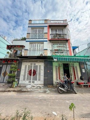 cần bán nhà ba tầng mặt tiền đường phụ cây quận 8 .. 43m2 view đẹp ngay công viên giá 6 tỷ 190tr