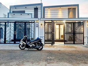 BÁN NHÀ MỚI CÓ SÂN ĐẬU Ô TÔ SAU ĐỀN THỜ PHẠM HÙNG, LONG PHƯỚC (GIÁP P4 TPVL)