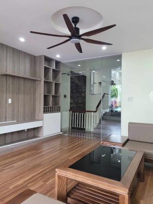 nhà 3 tầng full nội thất mặt tiền đường tiểu la- đang có sẵn dòng tiền cho thuê 20 tr/tháng