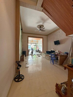 nhà 2 tầng trung tâm thành phố, mặt tiền đường văn cận, đang có sẵn dòng tiền cho thuê