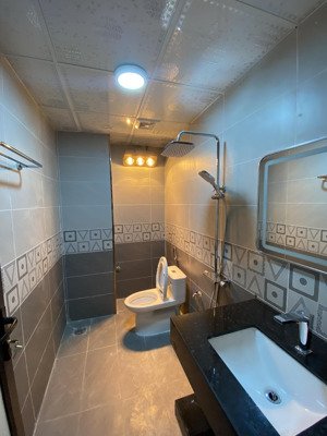 bán nhà 5 tầng bằng b, ô tô vào nhà, 73m2, 1 khách, 1 bếp, 8 phòng ngủ, sổ đẹp