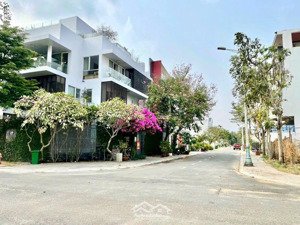 chính chủ cần bán lô đất dự án khu huy hoàng. lô b62, dt 8x20m đối diện biệt thự. giá 240tr/m2