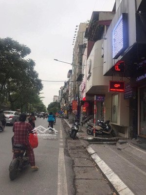 bán nhà mặt phố đội cấn ba đình 22/25m2;5 tầng;mặt 4m;3 pn;11,5.nhà trung tâm thủ đô,nhà mặt phố.
