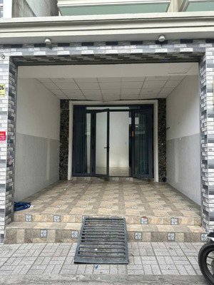 tỉnh lộ 10 tân tạo 5x20m đúc 1 trệt 1 lửng 4 lầu sân thượng 8pn 9wc có thang máy