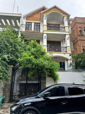cho thuê nhà mặt tiền đường hoa đào - khu phan xích long.dt 8x18m, 1 hầm, 3 lầu