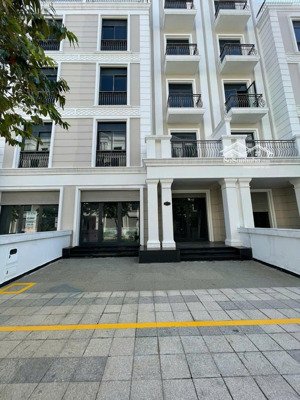 cho thuê nhà phố 1 trệt 4 lầu có thang máy & máy lạnh - giá cực tốt tại vinhomes grand park quận 9