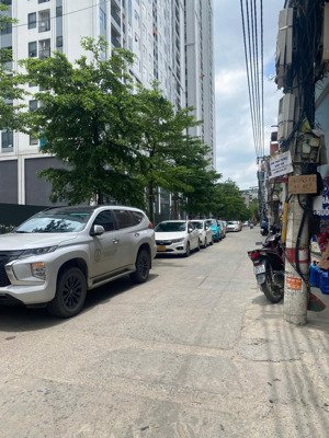 chính chủ bán nhà pl hoàng quốc việt, dt 59 m/ 5 mt 4,7 m. giá chào :25,5 tỷ ô tô tránh vòng quay