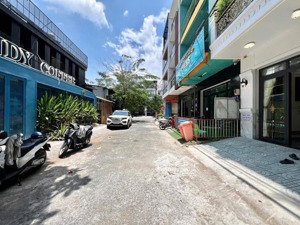 bán nhà tân cổ điển có thang máy-mặt tiền đường số kdc chợ lớn phú mỹ quận 7 cạnh khu phú mỹ hưng