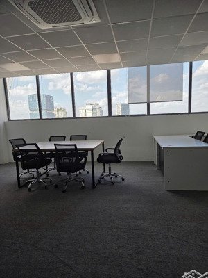 văn phòng full nội thất cho 100 nhân sự quận phú nhuận , tòa nhà siêu đẹp dt 230m2