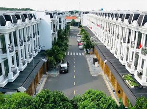 nhà phố 3 tầng trung tâm dĩ an, gần vincom, vsip, sóng thần giá chỉ 5 tỷ