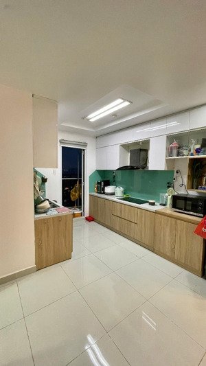 căn góc có nội thất, có 3 ban công, tầng cao view thoáng, sổ hồng riêng