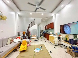 nhà hơn 40m2, 5 tầng, ô tô gần, trung tâm kiến hưng, hà đông - đất vuông, không lỗi