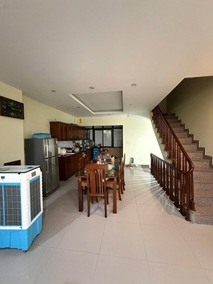 cho thuê nguyên căn biệt thự liền kề ao sào. đã hoàn thiện phù hợp văn phòng/spa/lớp học